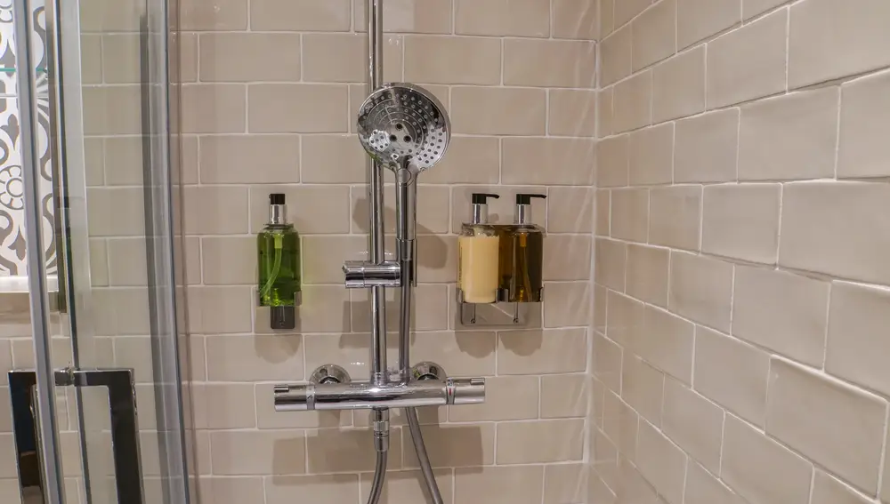 Dispensadores rellenables en las duchas de los hoteles