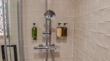 Dispensadores rellenables en las duchas de los hoteles