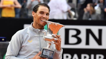 Rafa Nadal 'muerde' el trofeo de Roma