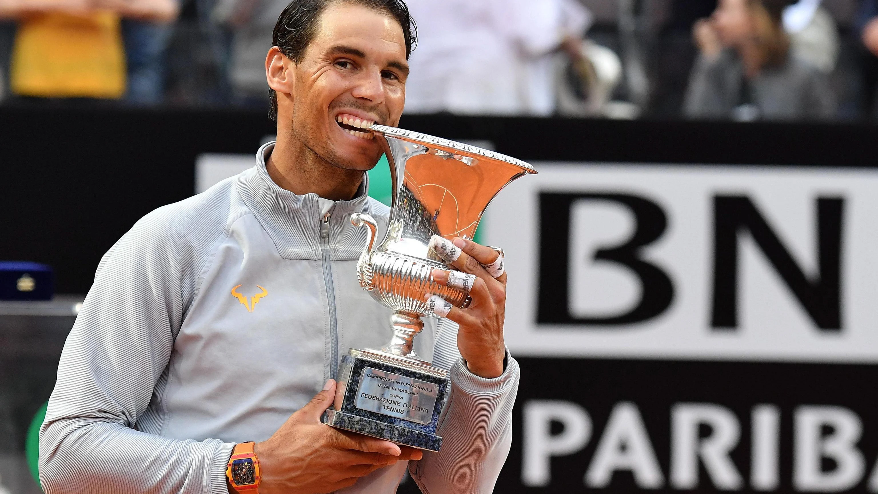 Rafa Nadal 'muerde' el trofeo de Roma