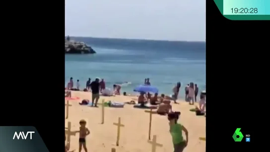Playa de Canet de Mar con cruces amarillas Playa de Canet de Mar con cruces amarillas