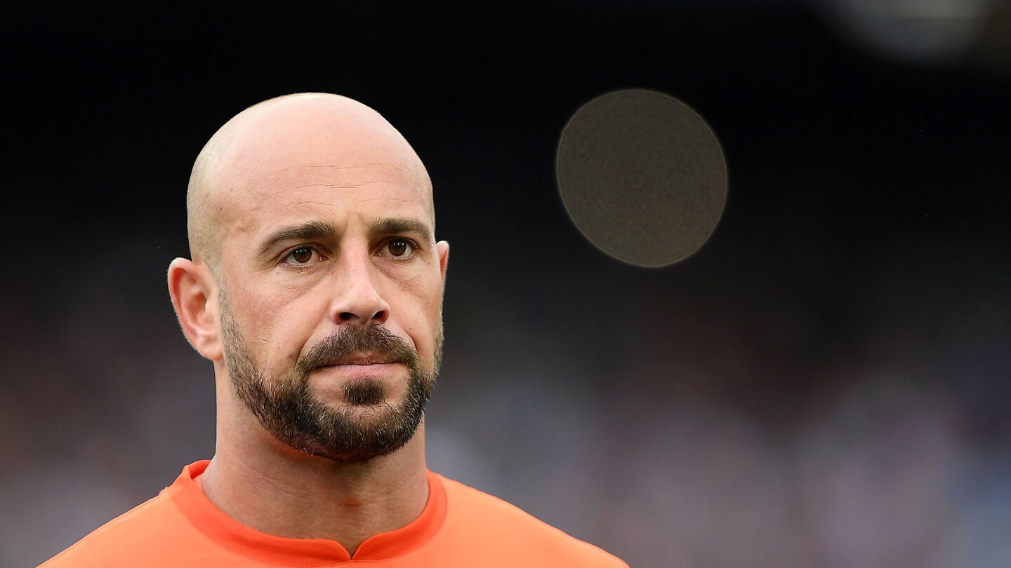 Pepe Reina, en un partido ante el N&aacute;poles