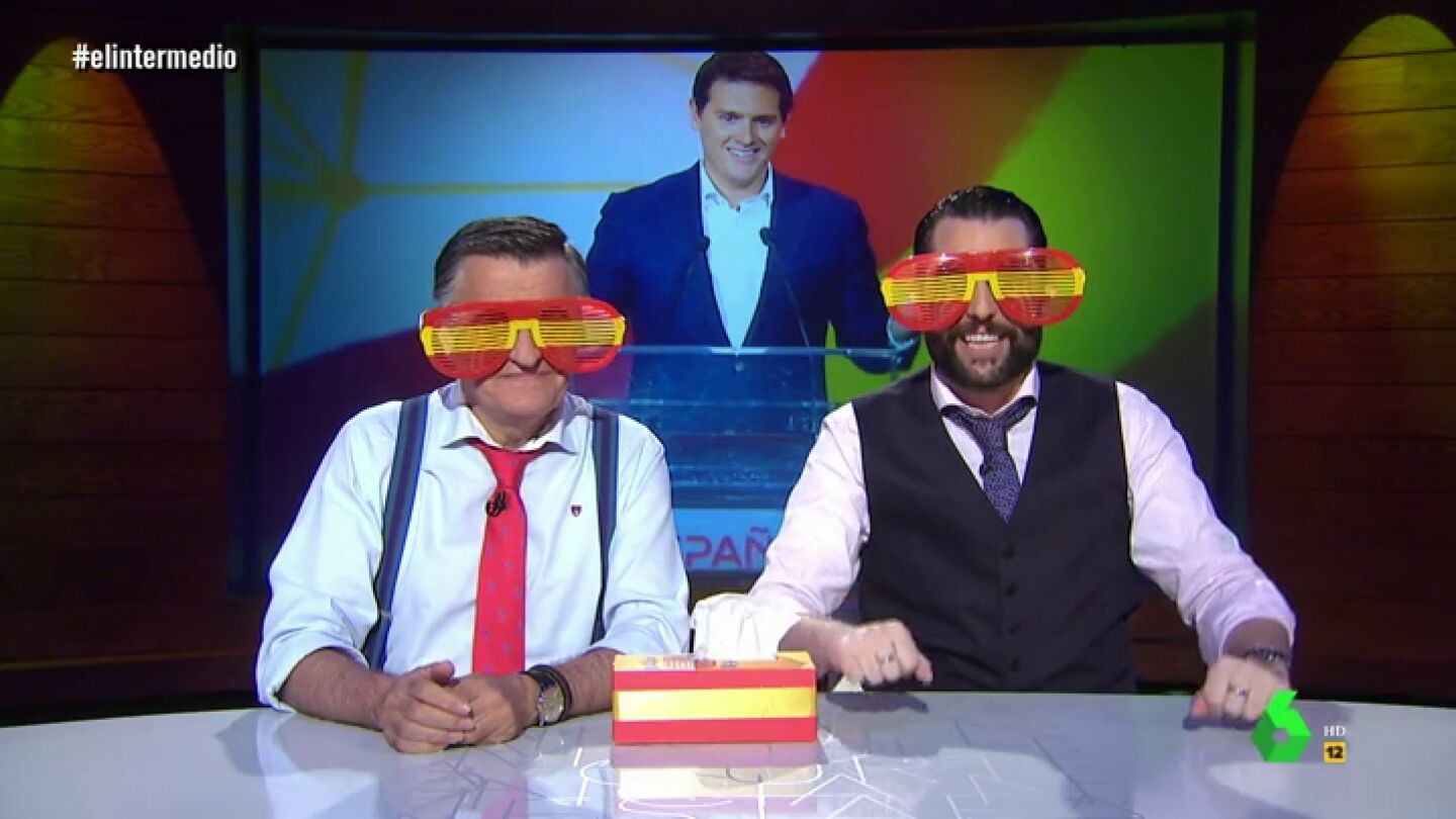 Dani Mateo y Wyoming se ponen las gafas de Albert Rivera: "Las feministas dejan de protestar y hacen algo m&aacute;s espa&ntilde;ol: bailan sevillanas"