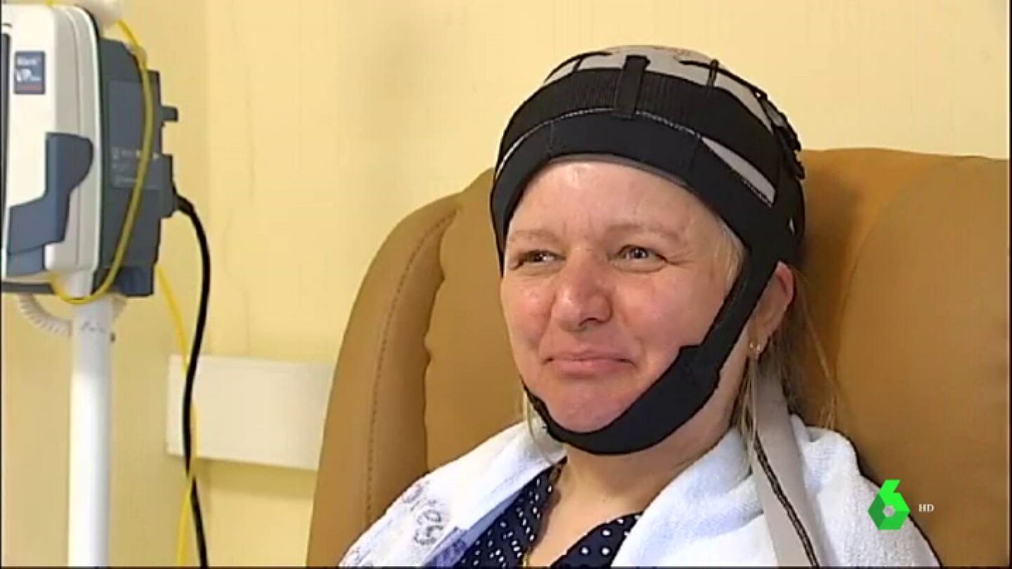 El gorro que evita que pacientes con c&aacute;ncer pierdan pelo con la quimioterapia ya se puede usar en Espa&ntilde;a