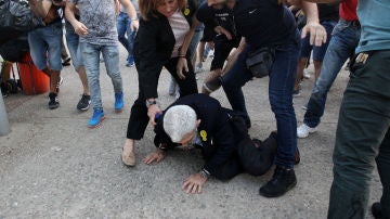 Momento del ataque derechista al alcalde de Salónica