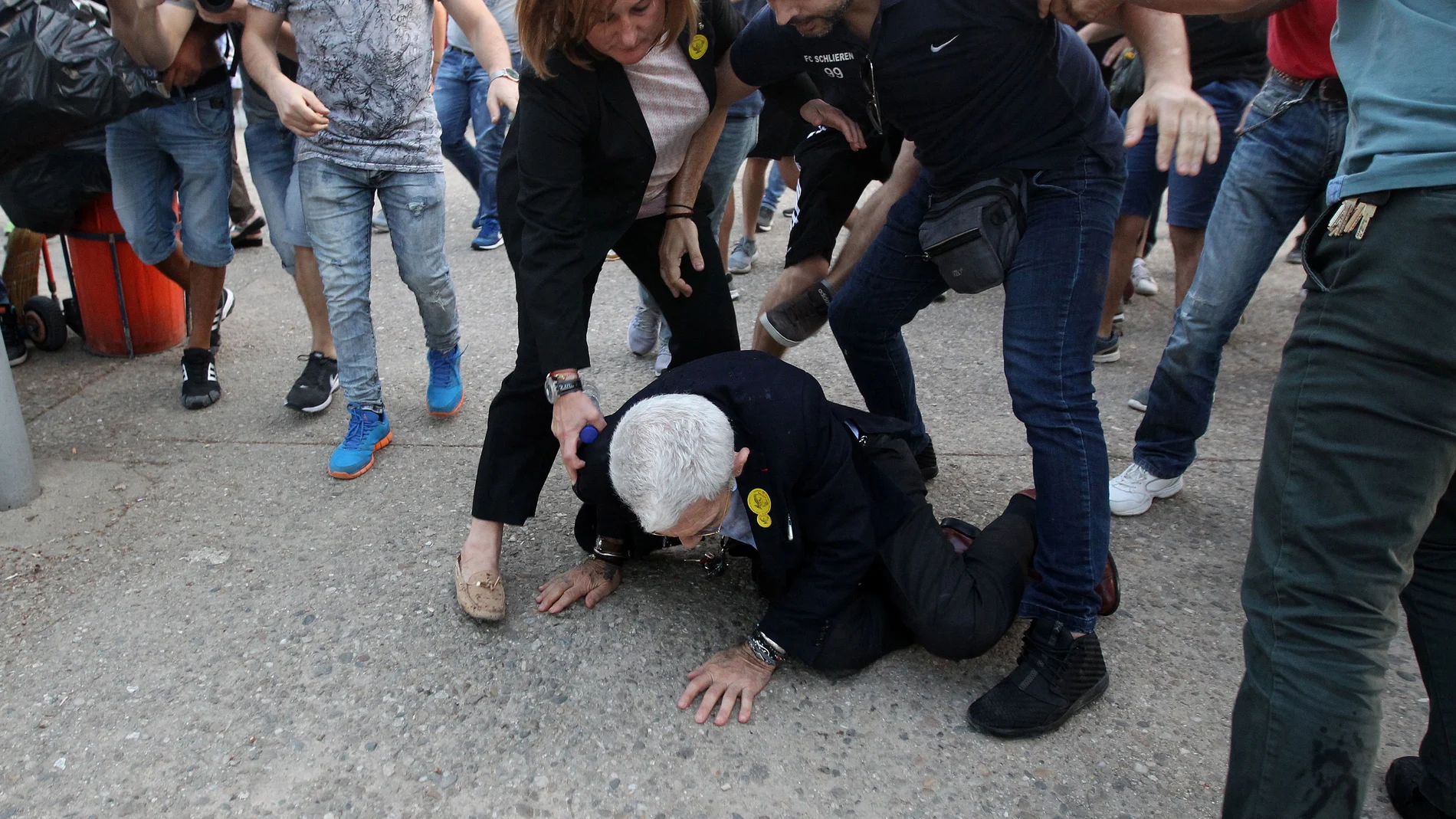 Momento del ataque derechista al alcalde de Salónica