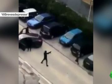 Varios encapuchados disparan con kalashnikovs a un grupo de jóvenes en plena calle de Marsella Varios encapuchados disparan con kalashnikovs a un grupo de jóvenes en plena calle de Marsella