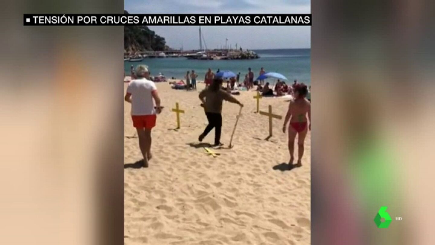 "No son presos pol&iacute;ticos": aumenta la tensi&oacute;n por las cruces amarillas que inundan las playas en Catalu&ntilde;a