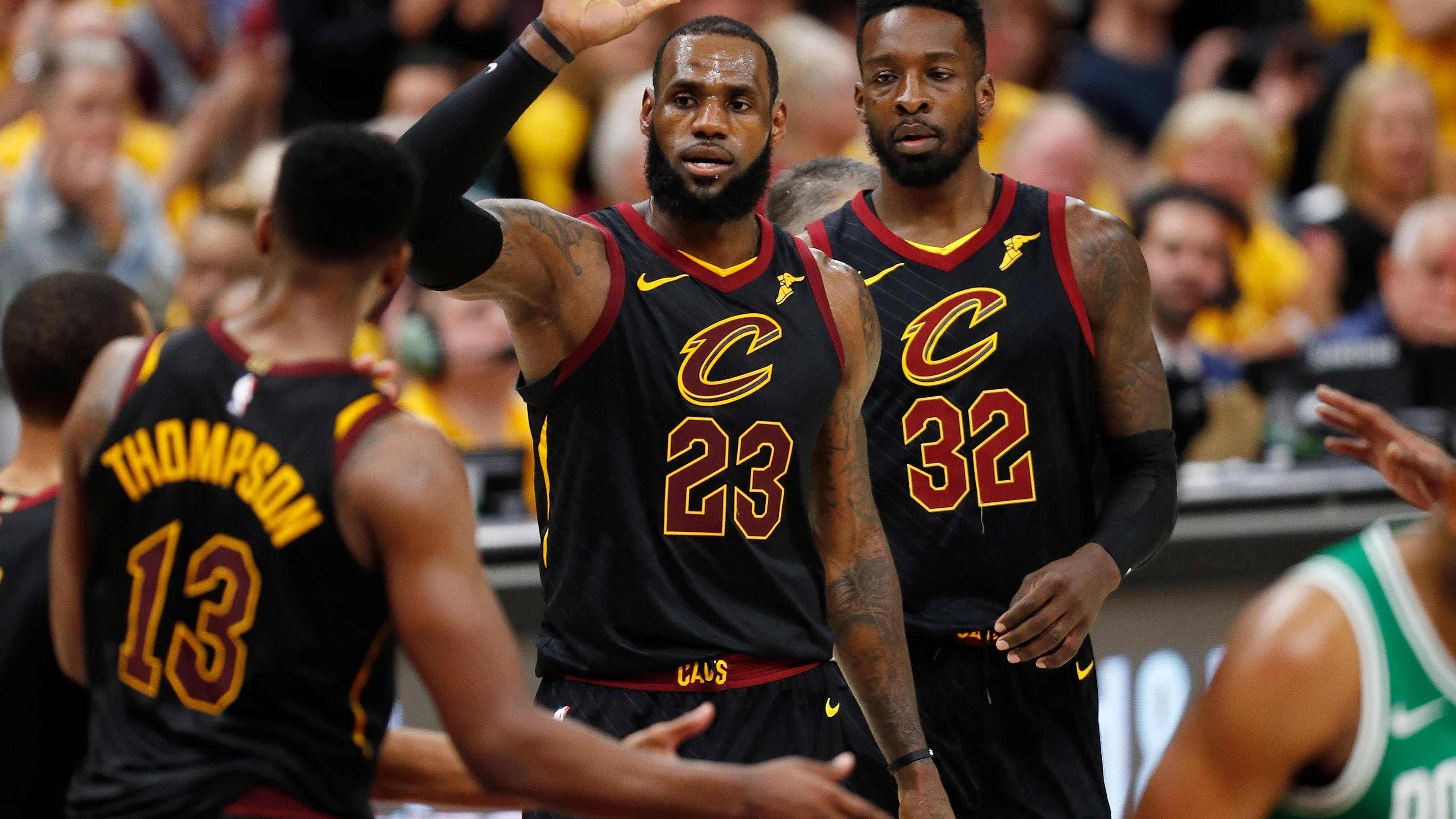 LeBron James celebra una canasta ante los Celtics