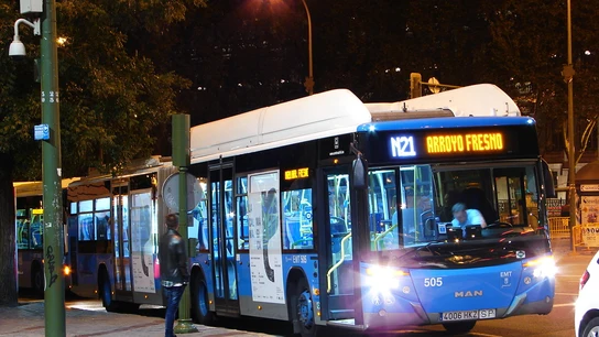 Un conductor de autobús nocturno Un conductor de autobús nocturno
