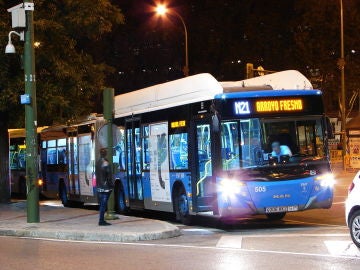 Un conductor de autobús nocturno Un conductor de autobús nocturno
