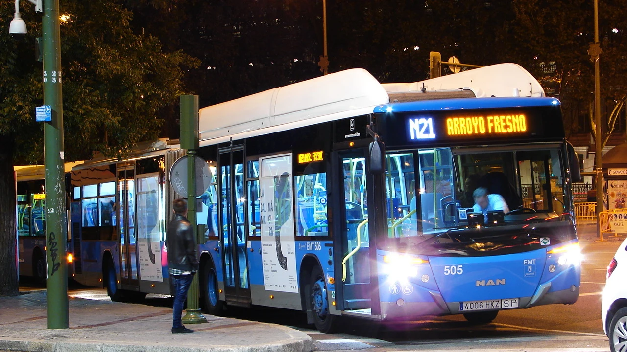 Un conductor de autobús nocturno