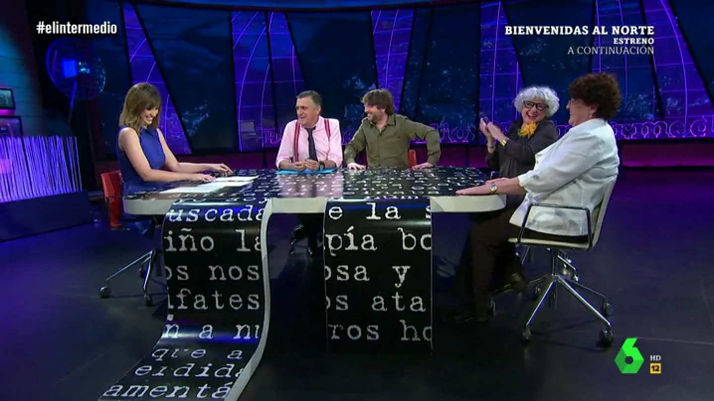 Sandra Sabatés y El Gran Wyoming con Jordi Évole y abuelas de Bienvenidas al norte Sandra Sabatés y El Gran Wyoming con Jordi Évole y abuelas de Bienvenidas al norte