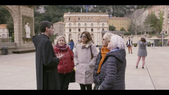 Las abuelas vivitan Montserrat y hablan con un monje en Bienvenidas al norte Las abuelas vivitan Montserrat y hablan con un monje en Bienvenidas al norte