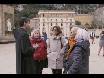 Las abuelas vivitan Montserrat y hablan con un monje en Bienvenidas al norte Las abuelas vivitan Montserrat y hablan con un monje en Bienvenidas al norte