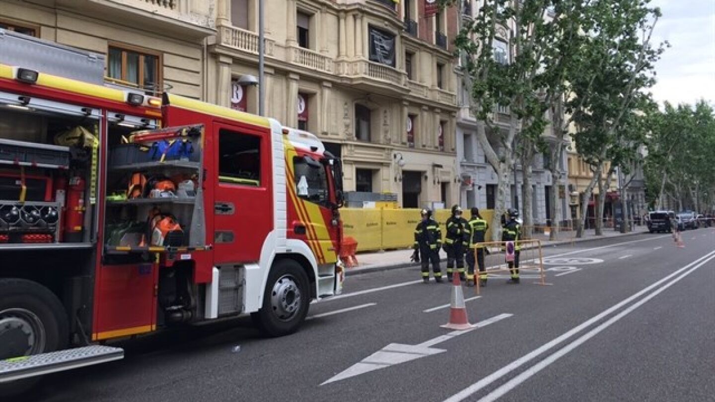 Emergencias act&uacute;a en el edificio en obras derrumbado en Madrid