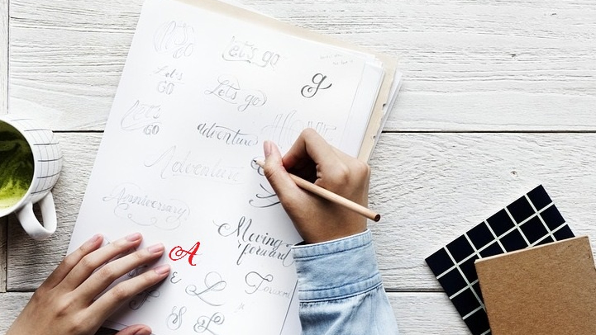persona escribiendo en un cuaderno