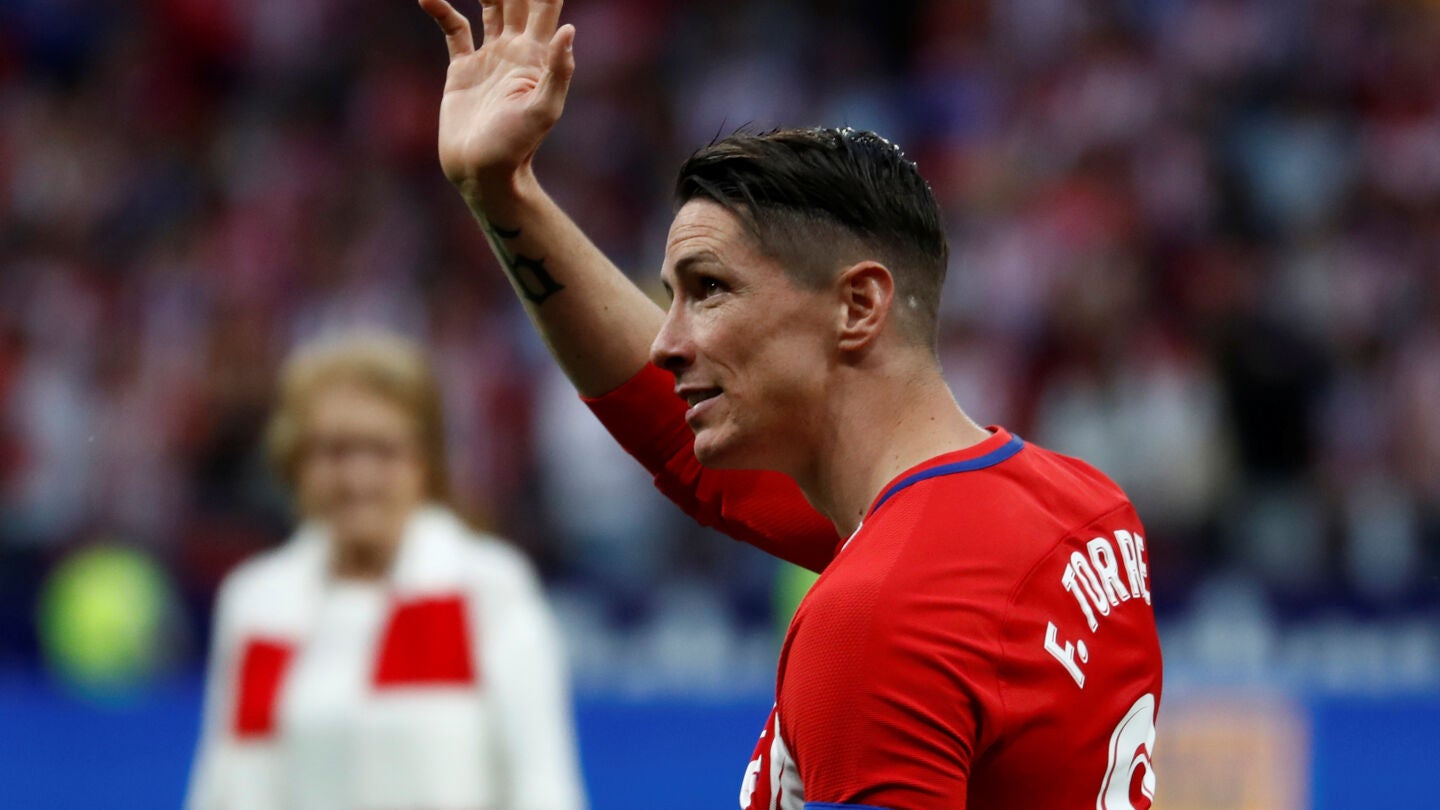 Fernando Torres saluda a los aficionados