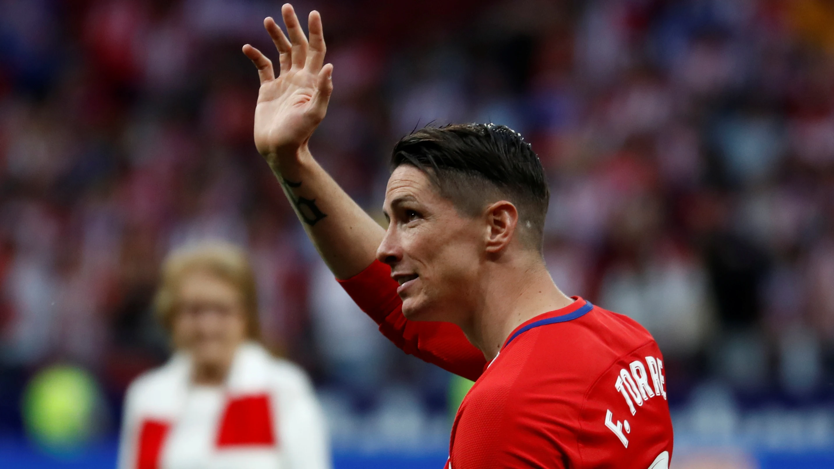 Fernando Torres saluda a los aficionados