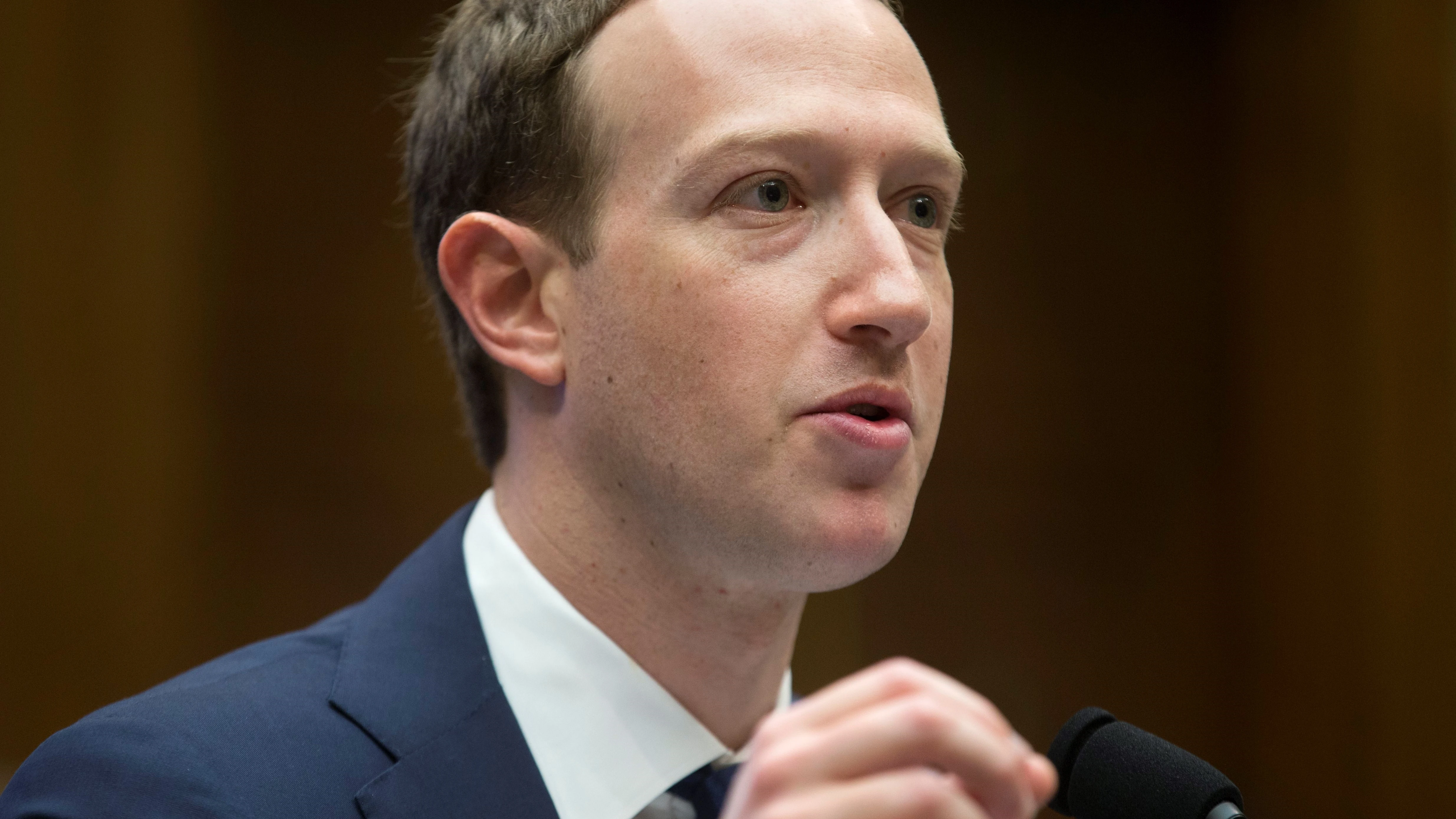 El creador de Facebook, Mark Zuckerberg, en una de sus comparecencias en Washington