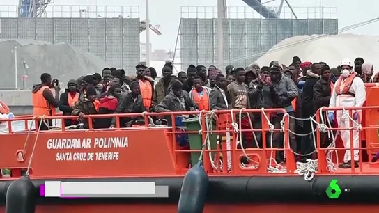 Llegada de una patera con 100 migrantes Llegada de una patera con 100 migrantes