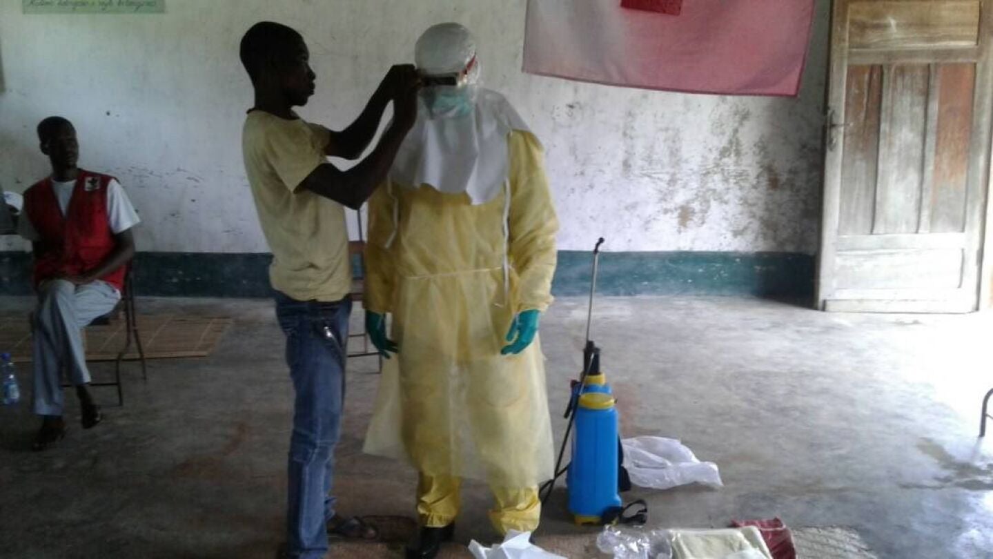 Trabajadores sanitarios con ropa de protecci&oacute;n en Bikoro, el epicentro del &uacute;ltimo brote de &eacute;bola, en la Rep&uacute;blica Democr&aacute;tica del Congo