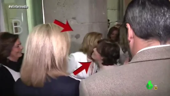 El beso de Soraya y Cospedal y todos sus esfuerzos por escenificar buen rollo en su último acto conjunto El beso de Soraya y Cospedal y todos sus esfuerzos por escenificar buen rollo en su último acto conjunto