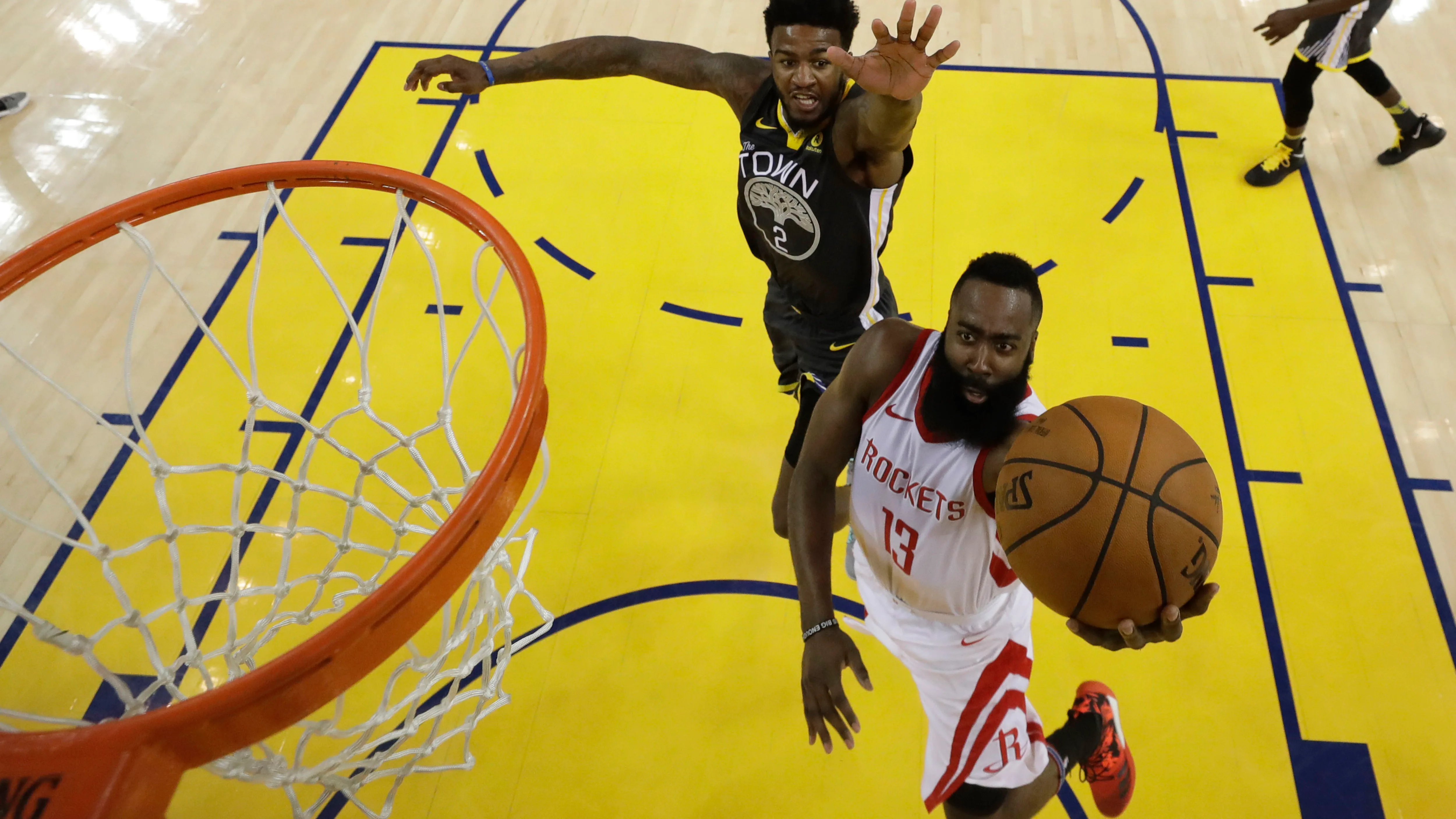 James Harden anota ante los Warriors