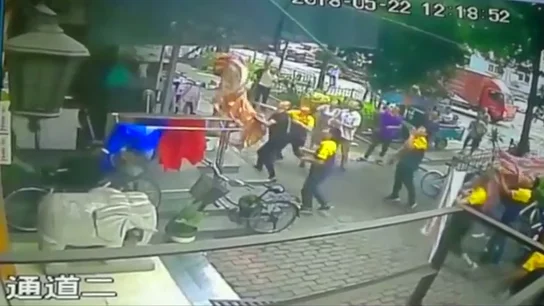 Un grupo de vecinos logran salvar a un niño que cayó al vacío desde un sexto piso en China Un grupo de vecinos logran salvar a un niño que cayó al vacío desde un sexto piso en China