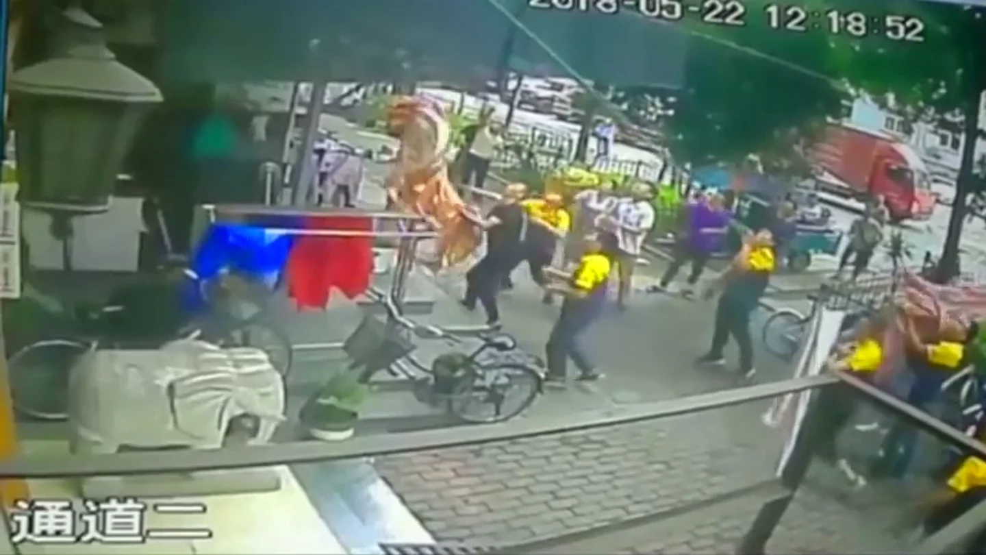 Un grupo de vecinos logran salvar a un niño que cayó al vacío desde un sexto piso en China Un grupo de vecinos logran salvar a un niño que cayó al vacío desde un sexto piso en China
