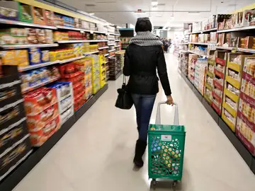 Imagen de archivo de la compra de alimentos en un supermercado.