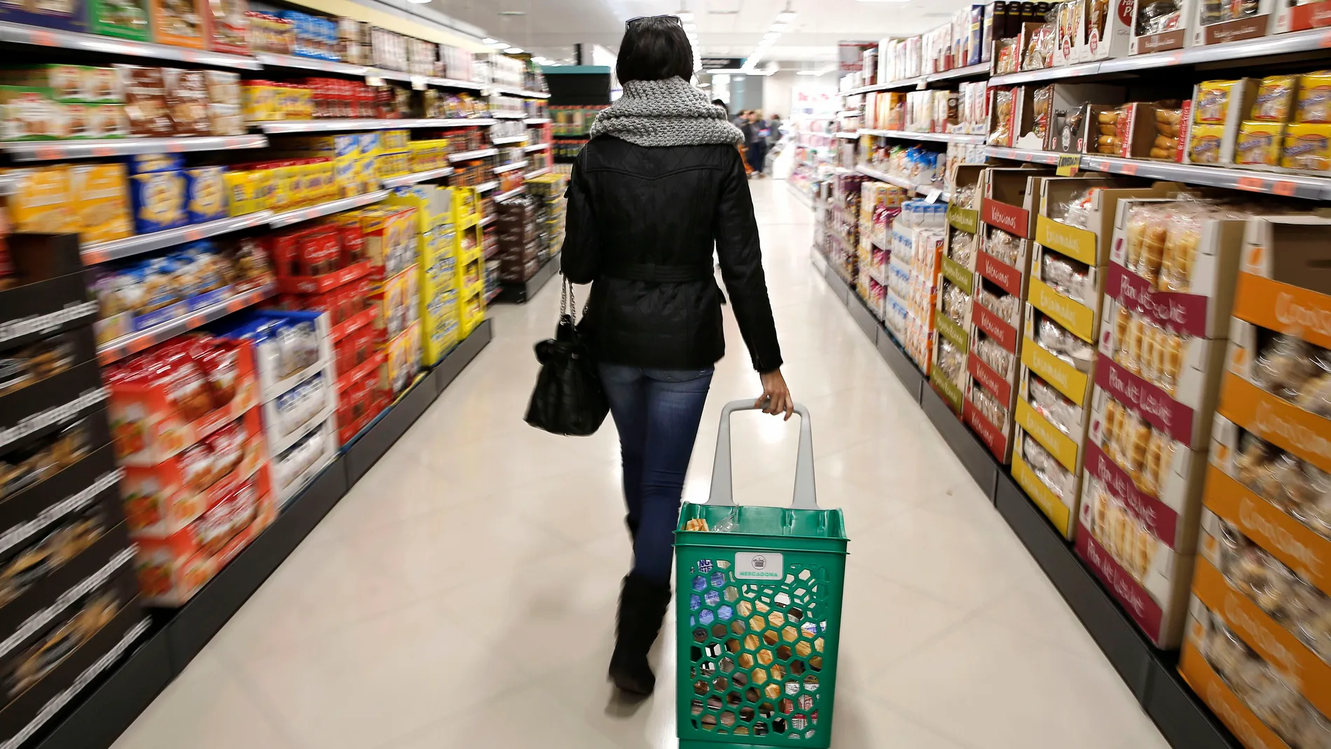 Imagen de archivo de la compra de alimentos en un supermercado.