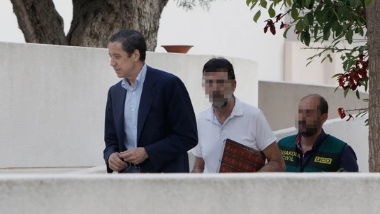 Eduardo Zaplana a su llegada a su chalé de Benidorm (Alicante) acompañado por agentes de la UCO Eduardo Zaplana a su llegada a su chalé de Benidorm (Alicante) acompañado por agentes de la UCO