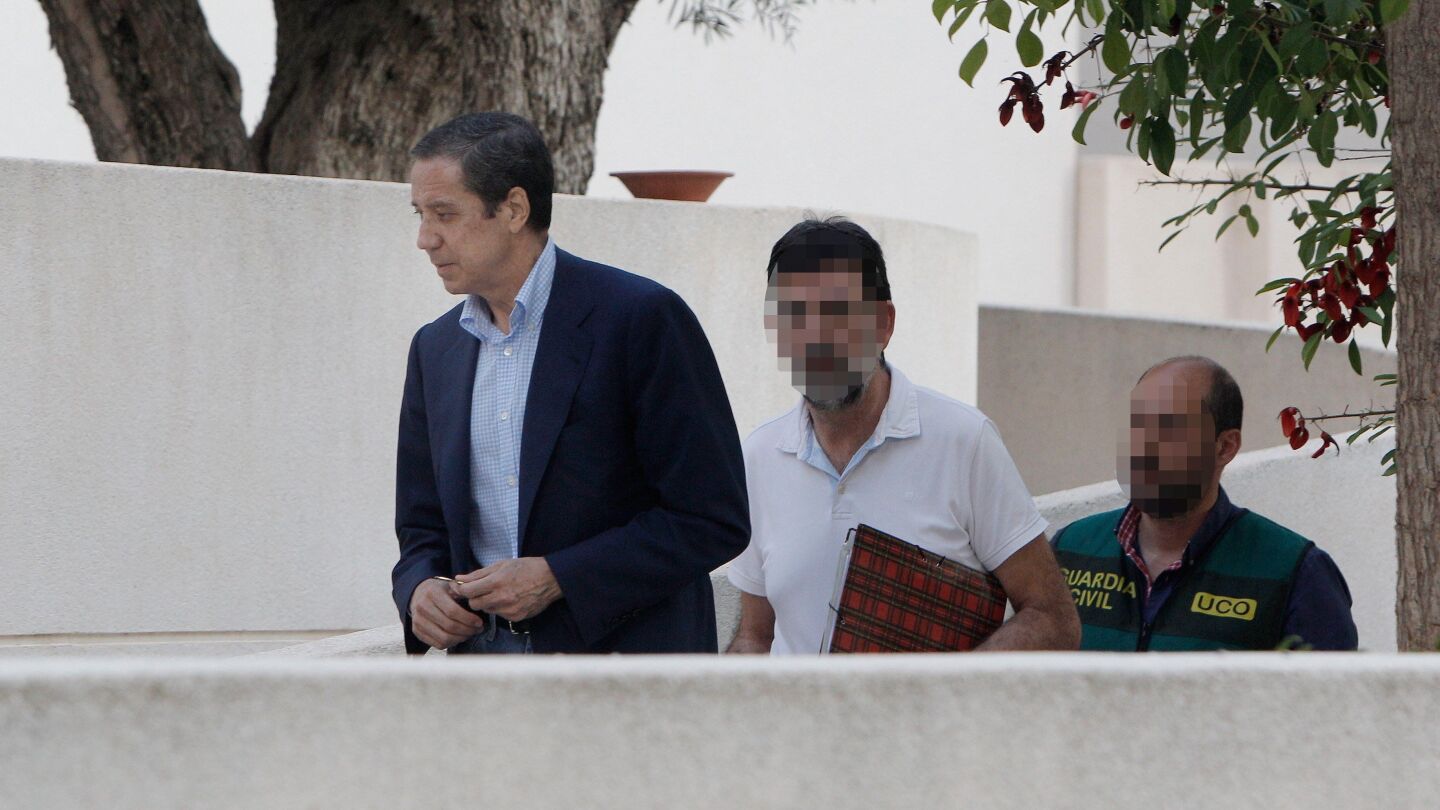 Eduardo Zaplana a su llegada a su chal&eacute; de Benidorm (Alicante) acompa&ntilde;ado por agentes de la UCO 
