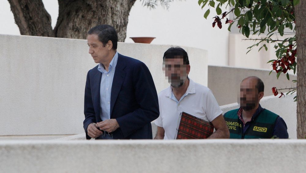 Eduardo Zaplana  a su llegada a su chalé de Benidorm (Alicante) acompañado por agentes de la UCO 