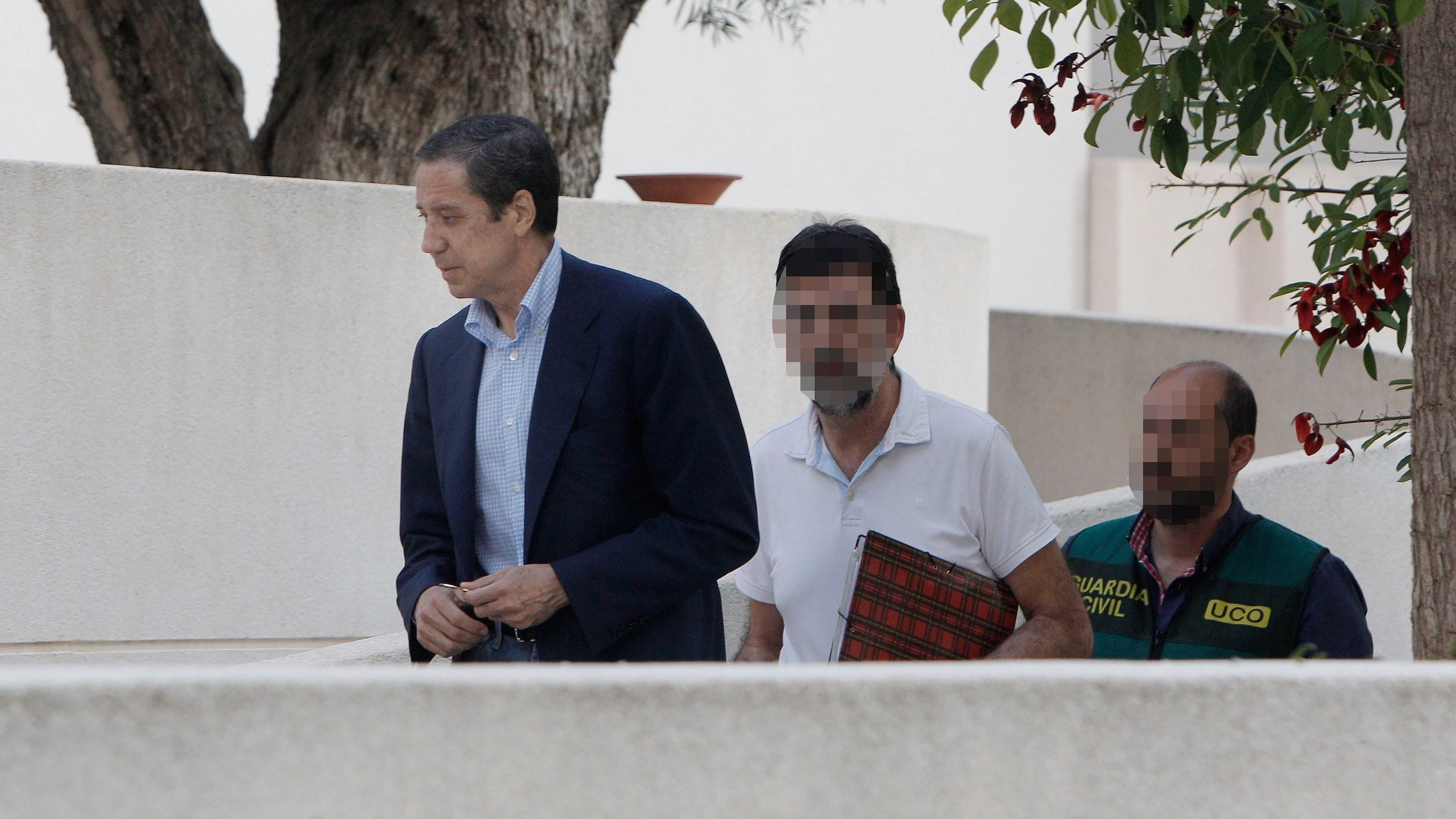 Eduardo Zaplana a su llegada a su chalé de Benidorm (Alicante) acompañado por agentes de la UCO 