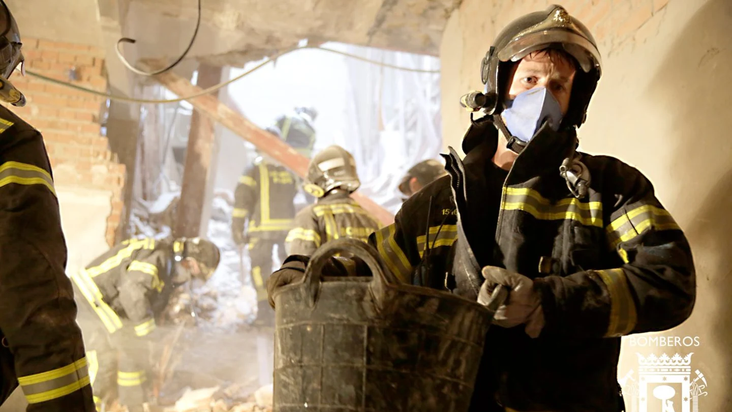 Foto de archivo de bomberos de Madrid en una actuación en un edificio Foto de archivo de bomberos de Madrid en una actuación en un edificio