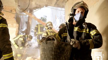 Foto de archivo de bomberos de Madrid en una actuación en un edificio