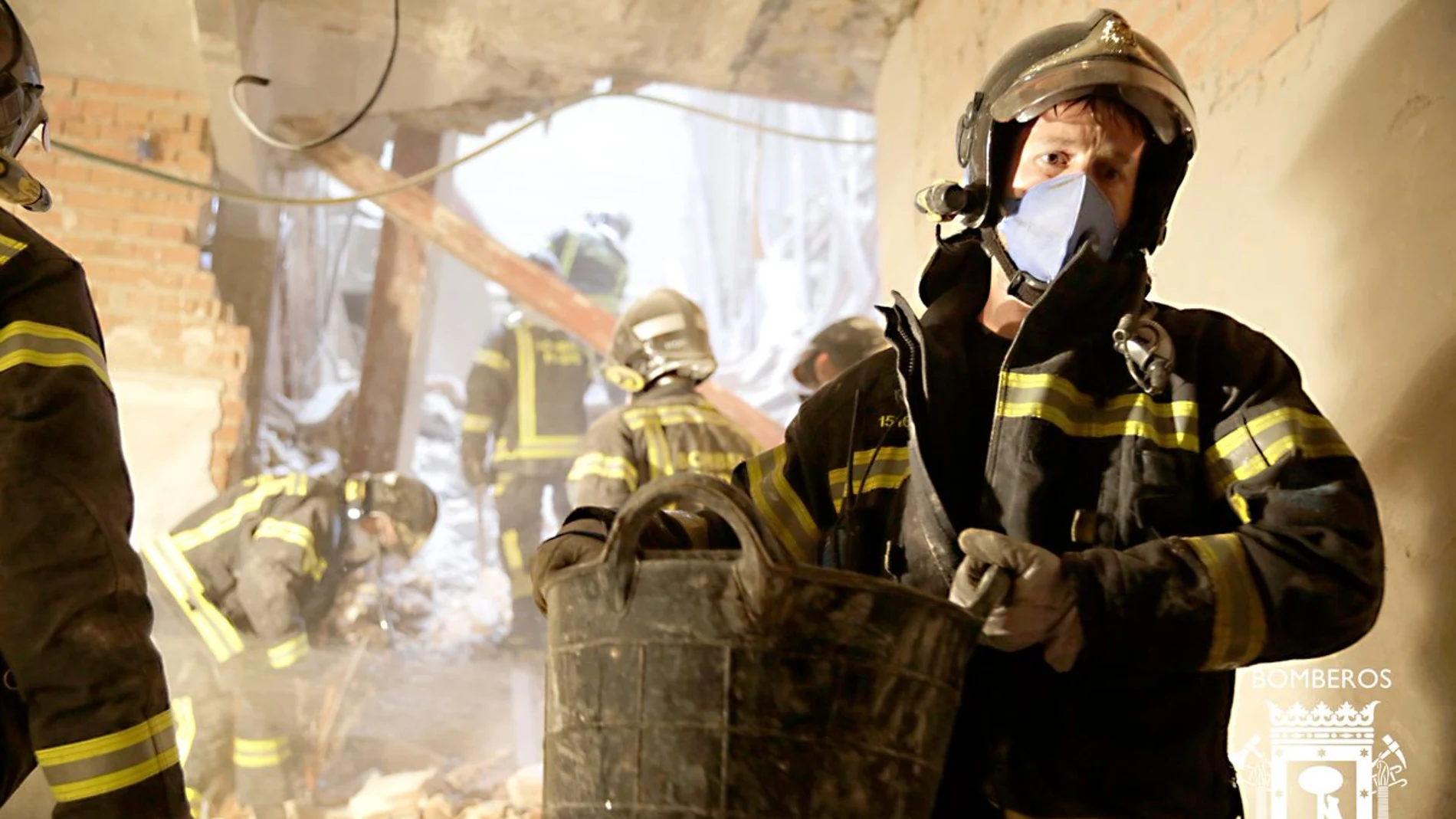Los bomberos de Madrid siguen quitando escombros del interior del edificio