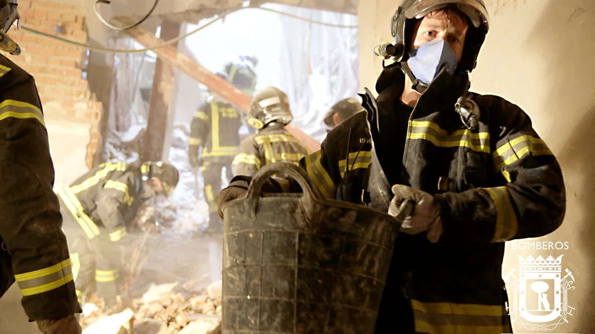 Foto de archivo de bomberos de Madrid en una actuación en un edificio