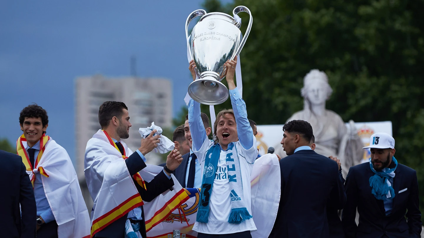 Luka Modric levanta el trofeo de la Champions Luka Modric levanta el trofeo de la Champions
