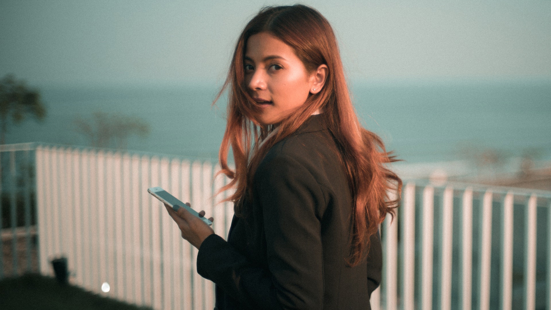 Las mujeres fingen que usan el teléfono mientras caminan con más frecuencia que los hombres.