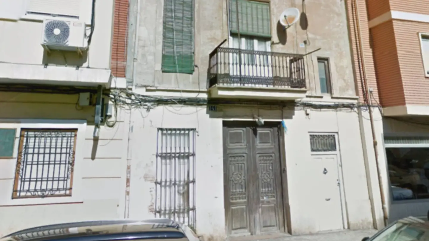 Fachada de la casa donde se ha hallado el cadáver Fachada de la casa donde se ha hallado el cadáver