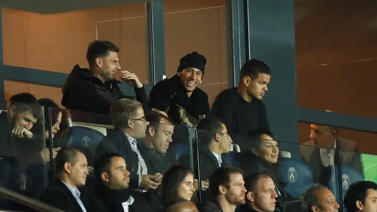 Motta, Neymar y Ben Arfa, en la grada durante un partido del PSG Motta, Neymar y Ben Arfa, en la grada durante un partido del PSG