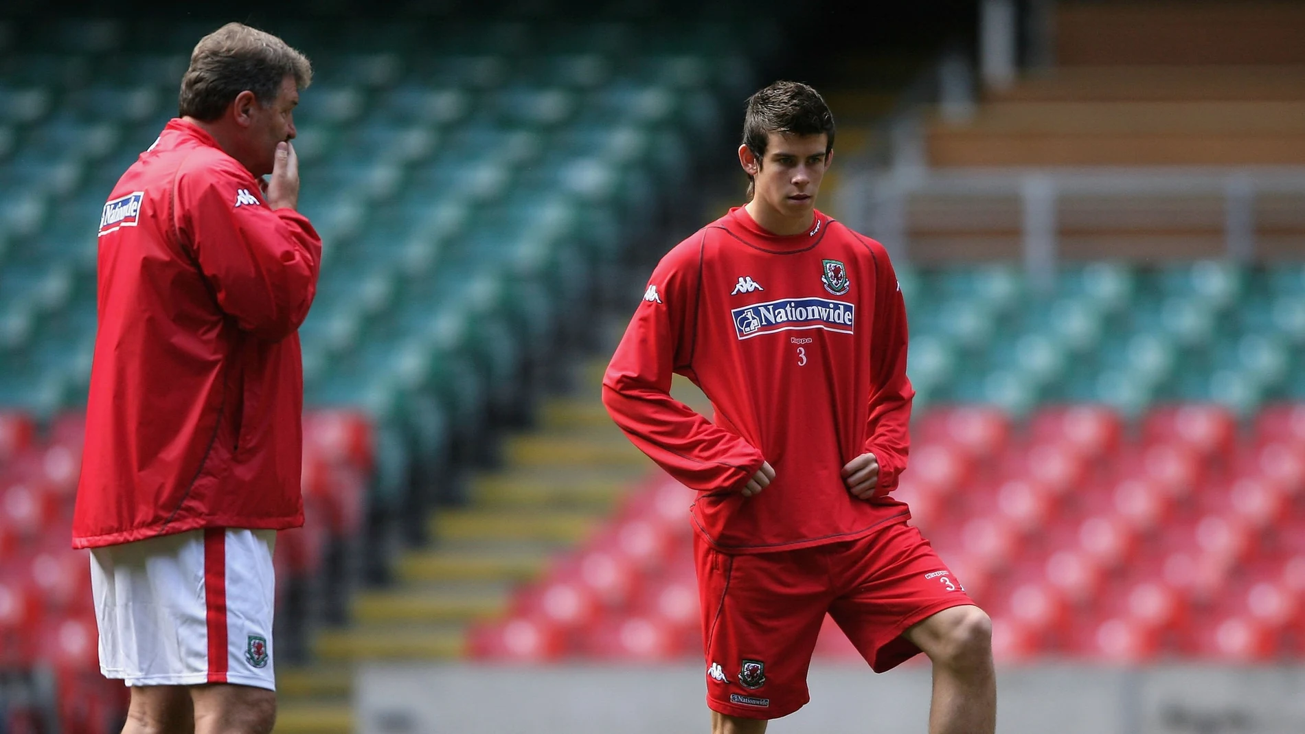Toshack le da instrucciones a Bale en su etapa en Gales
