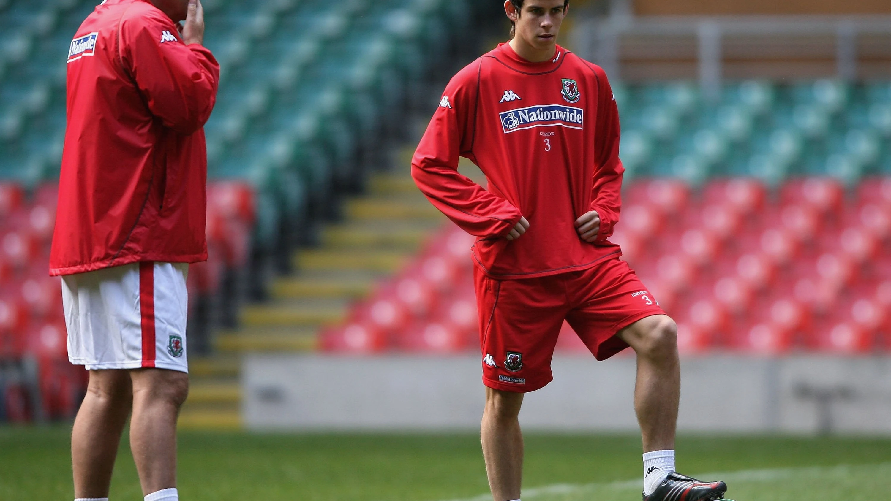 Toshack le da instrucciones a Bale en su etapa en Gales