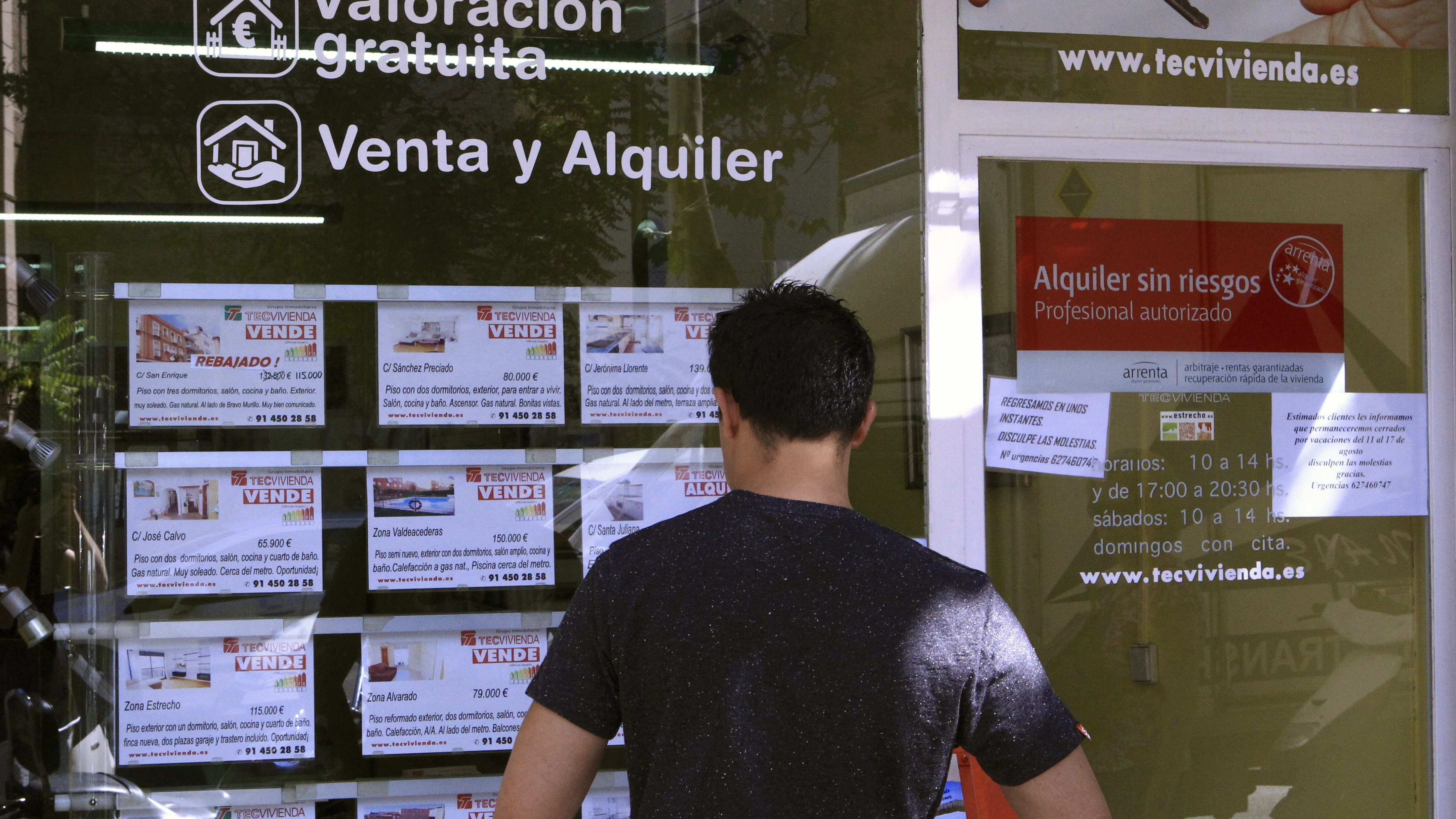 Vista de un escaparate de una inmobiliaria en Madrid (Archivo)