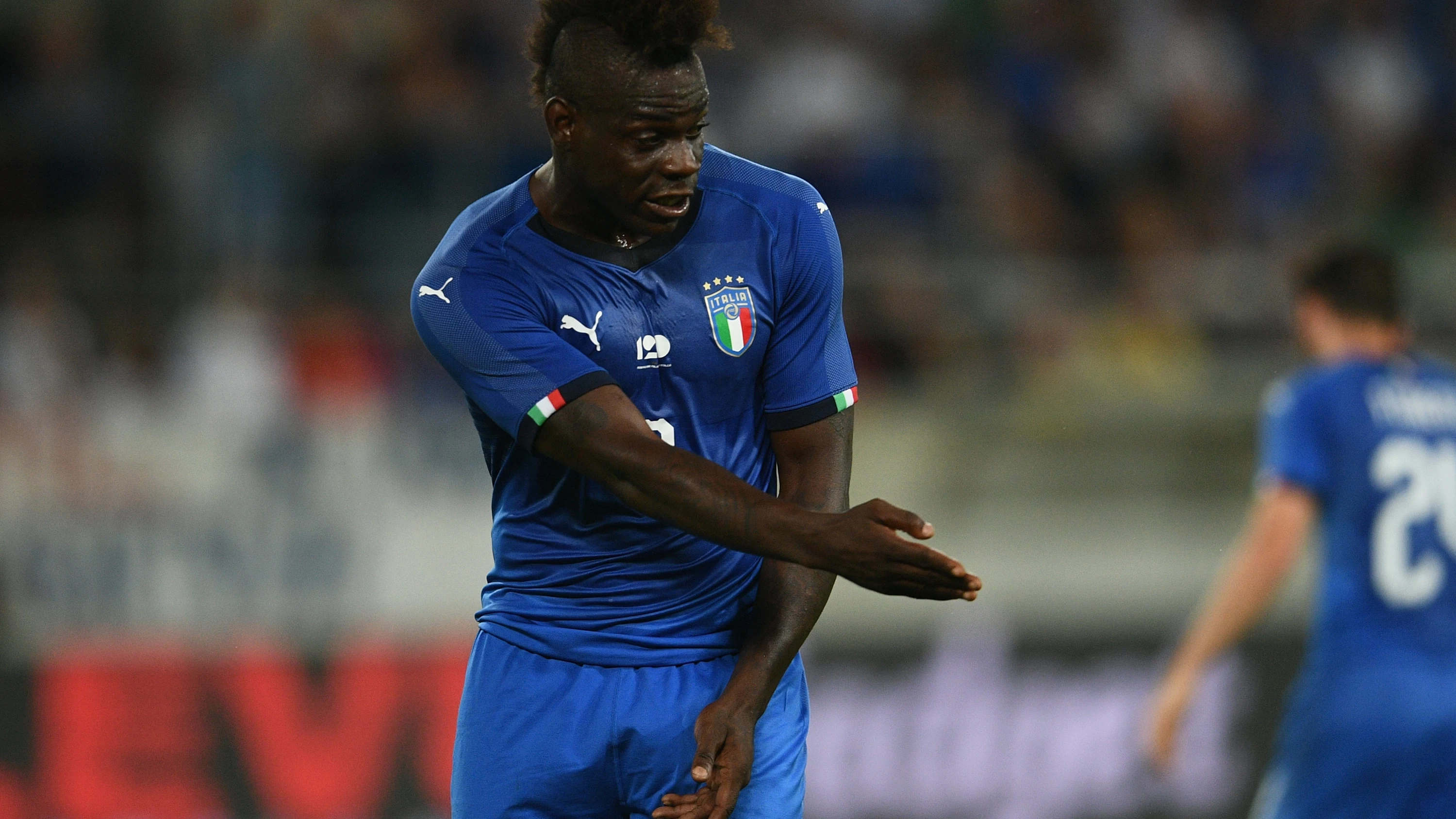 Balotelli protesta una acción durante el Italia - Arabia Saudí