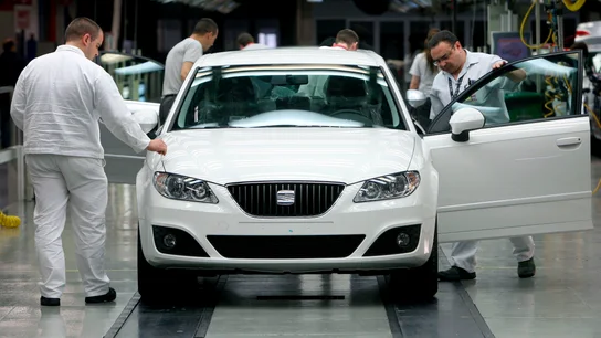 Varios operarios de la factoría automovilística Seat trabajan en la cadena de montaje. Varios operarios de la factoría automovilística Seat trabajan en la cadena de montaje.