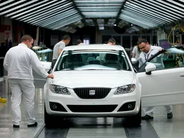 Varios operarios de la factoría automovilística Seat trabajan en la cadena de montaje.  Varios operarios de la factoría automovilística Seat trabajan en la cadena de montaje.
